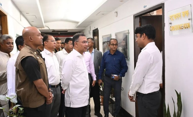 আকস্মিক পরিদর্শনে প্রধানমন্ত্রী, ঘুরলেন সচিবালয়ের বিভিন্ন মন্ত্রণালয়